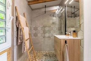 Haartrockner, Handtücher, Seife, Toilettenpapier