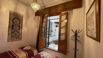 Fer et planche Ă repasser, lit parapluie, Wi-Fi gratuit, draps fournis