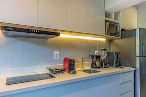 Réfrigérateur, micro-ondes, plaque de cuisson, cafetière/bouilloire