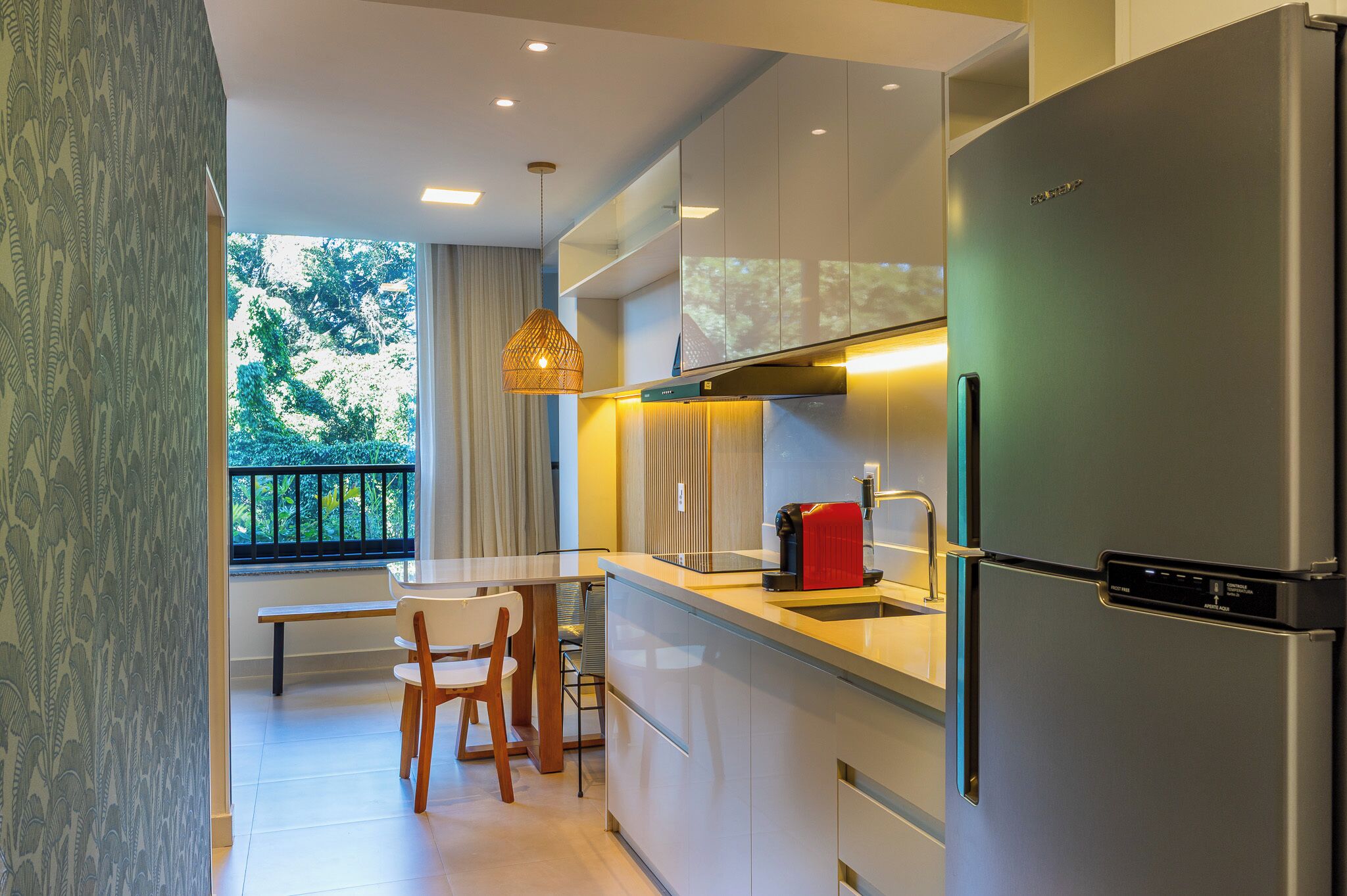 Kühlschrank, Mikrowelle, Herdplatte, Wasserkocher mit Kaffee-/Teezubehör