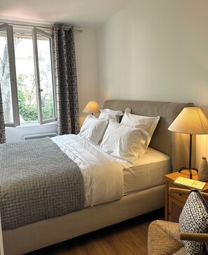 2 soverom, skrivebord, strykejern/-brett og reiseseng for barn