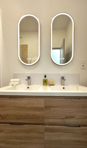 Douche, sèche-cheveux, serviettes fournies, savon