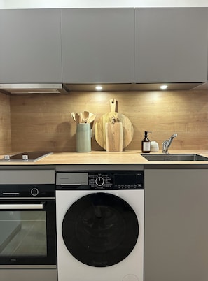 Fridge, oven, stovetop, dishwasher