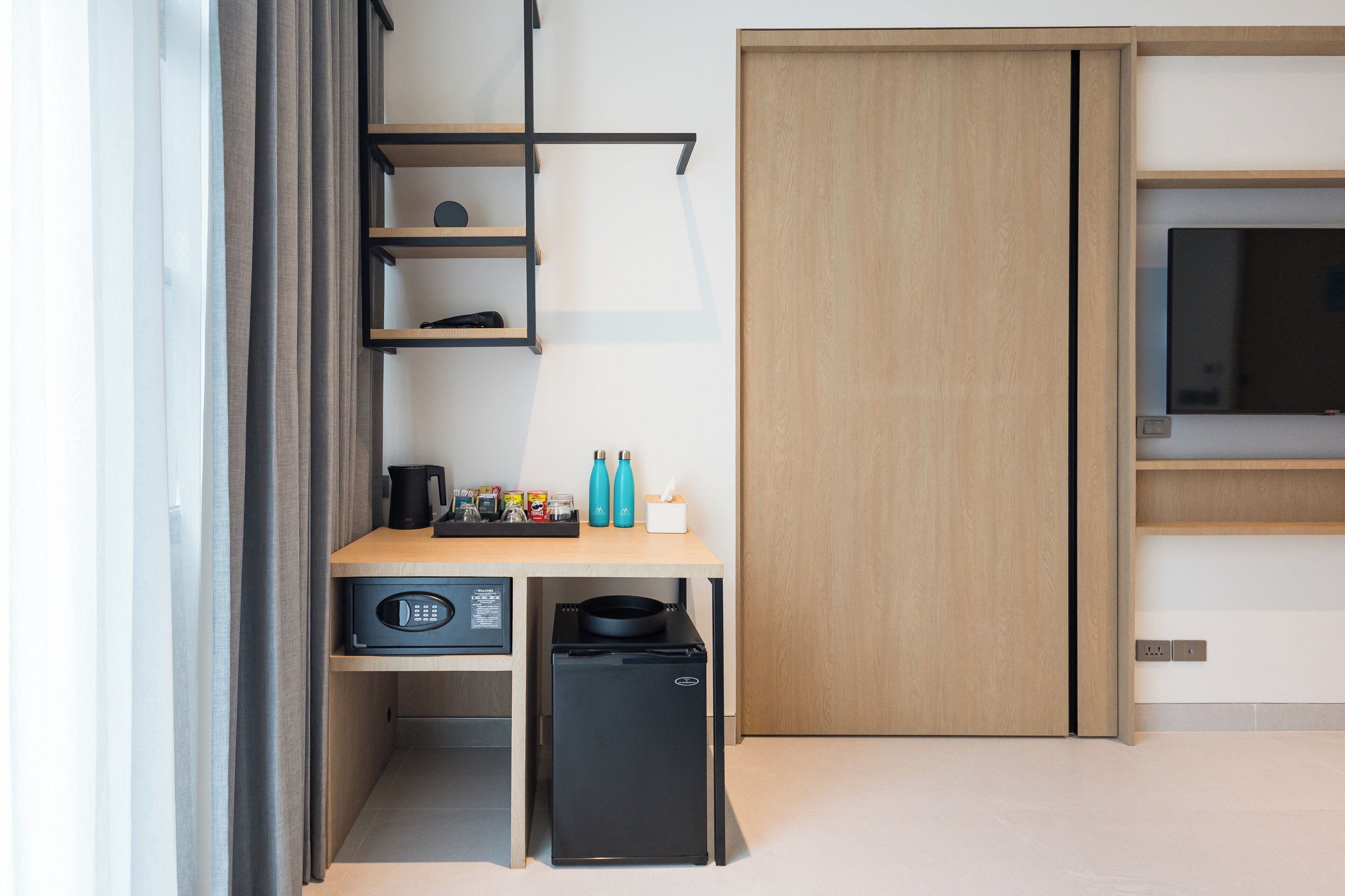 Desk, laptop workspace, free WiFi, bed sheets