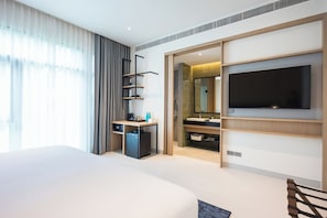 Escritorio, espacio para trabajar con laptop y wifi gratis 