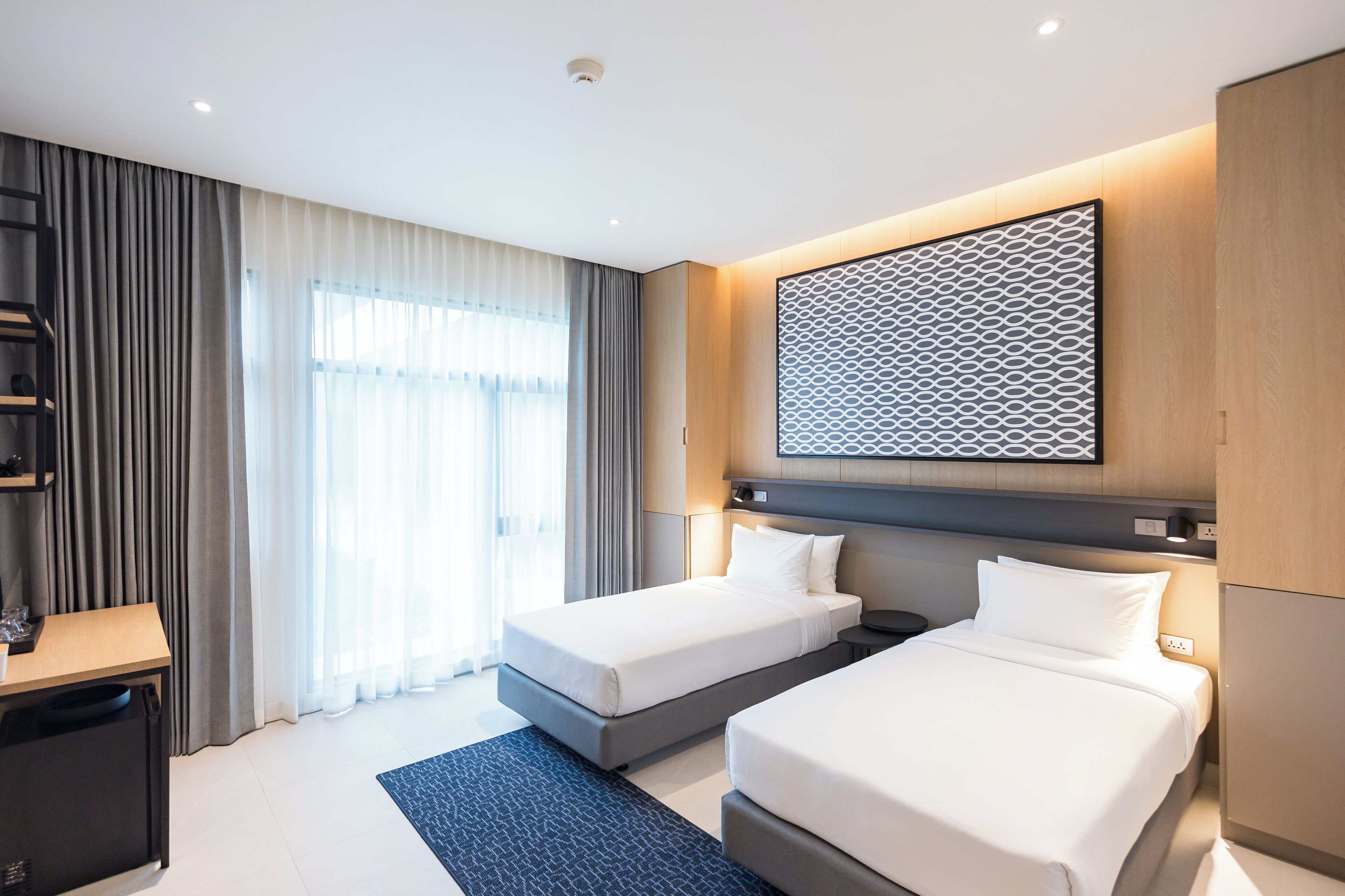 Kahden hengen deluxe-huone (kaksi sänkyä), näköala puutarhaan | Työpöytä, kannettavalle tietokoneelle sopiva työtila, ilmainen Wi-Fi