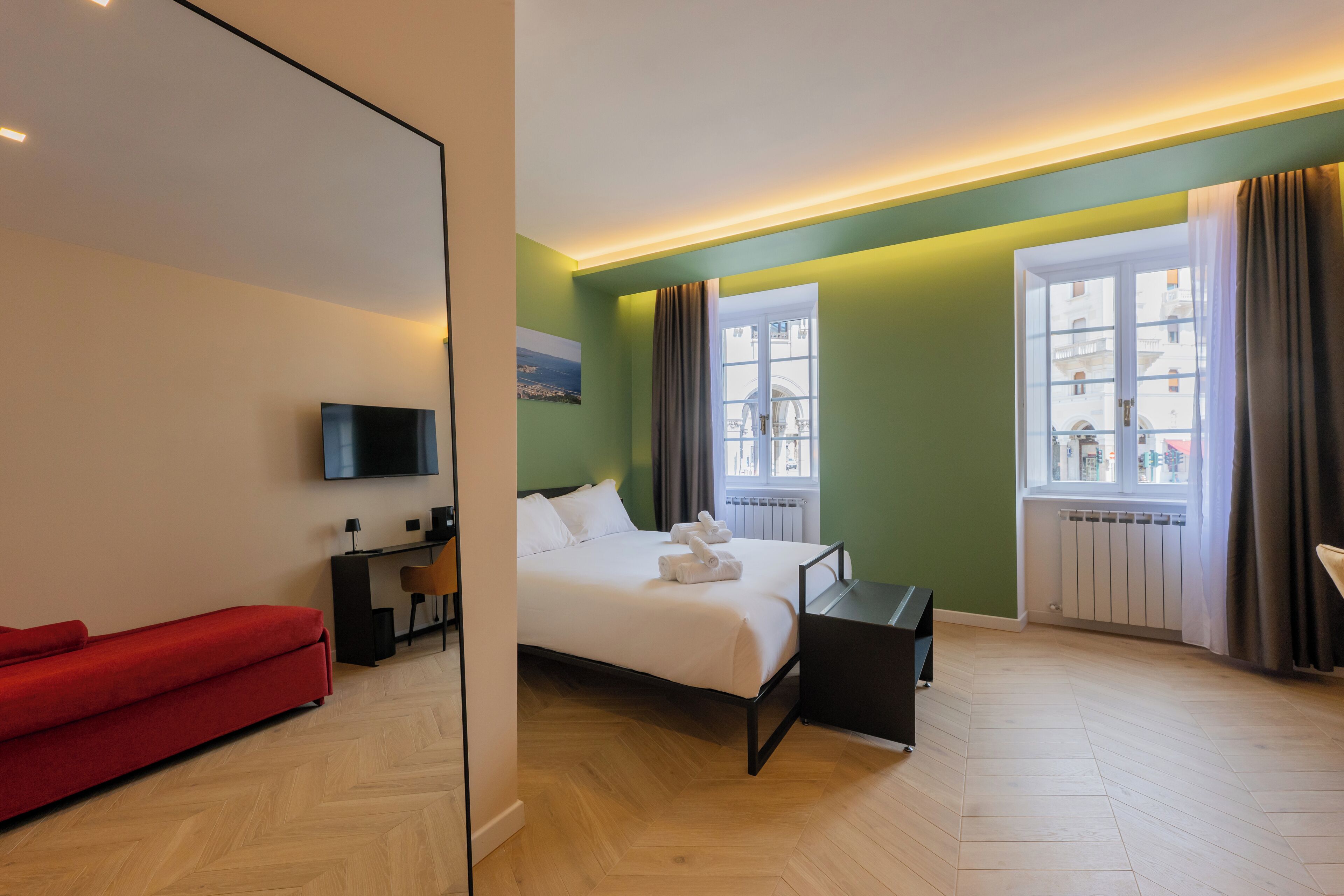 Deluxe driepersoonskamer, balkon, uitzicht op de stad | Een bureau, verduisterende gordijnen, geluiddichte muren