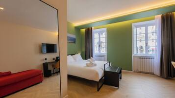 Deluxe driepersoonskamer, balkon, uitzicht op de stad | Een bureau, verduisterende gordijnen, geluiddichte muren