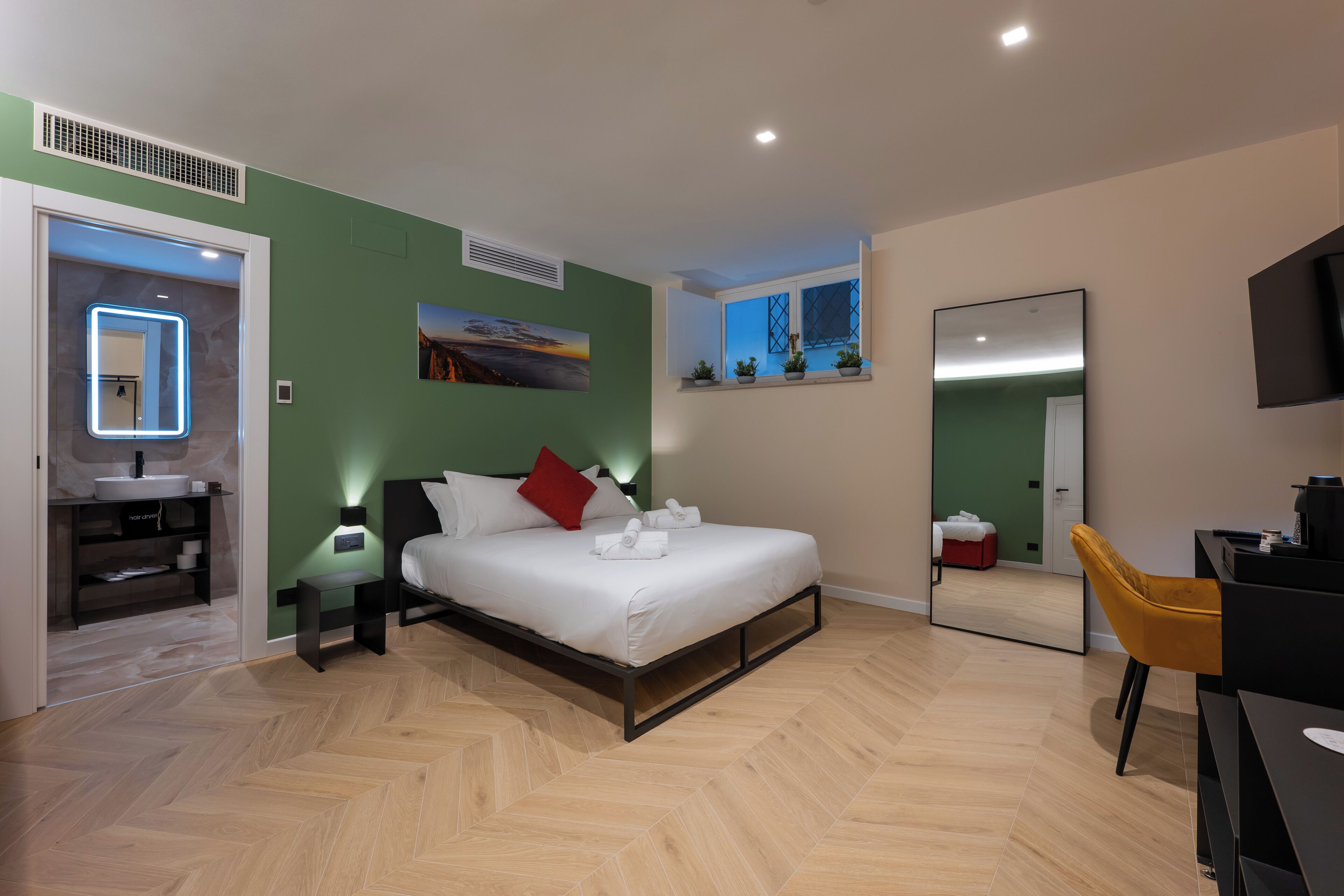 디럭스 트리플룸 | 책상, 암막 커튼, 방음 설비, 다리미/다리미판