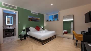 Habitación triple Deluxe | Escritorio, cortinas blackout y insonorización
