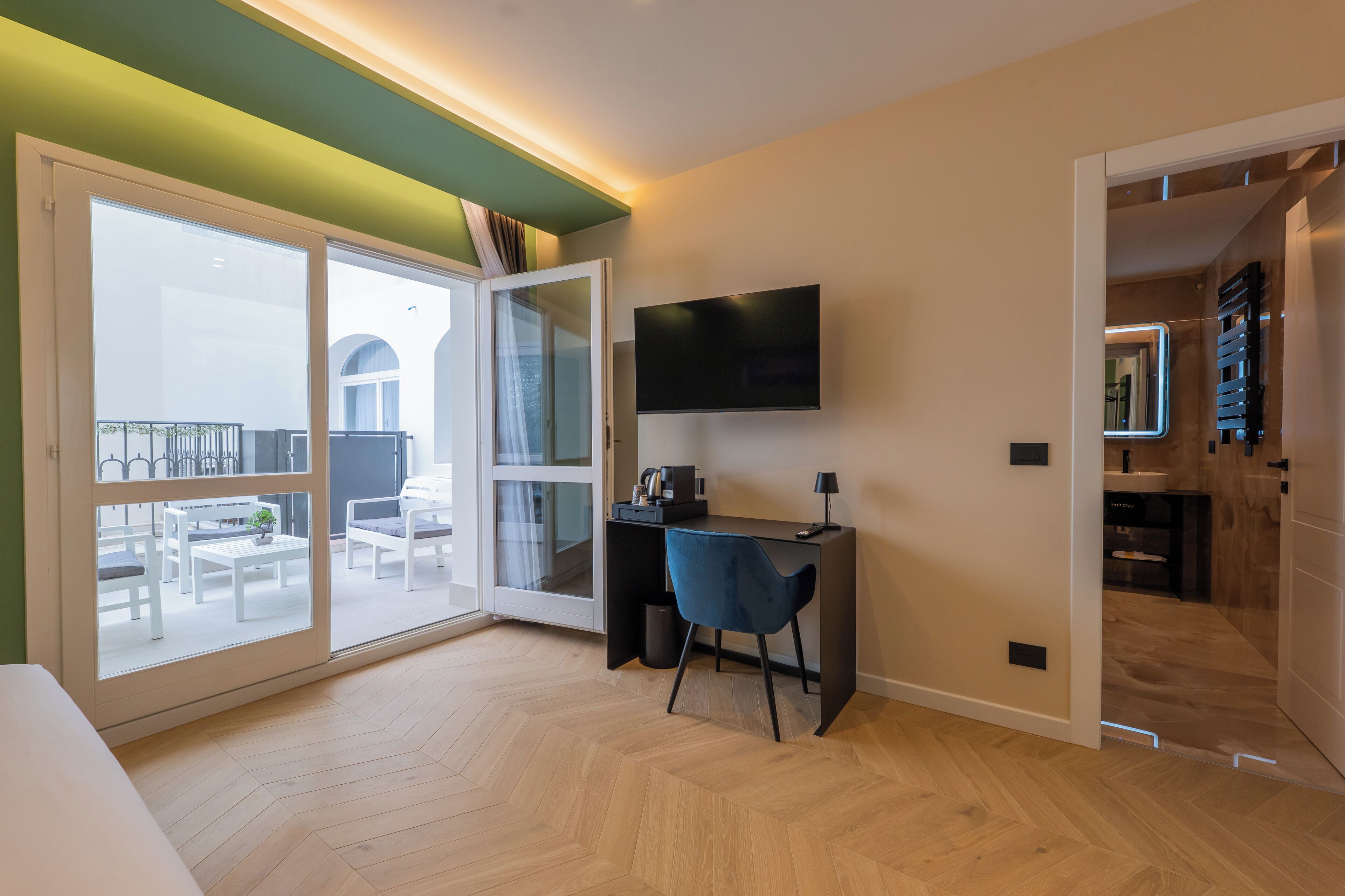 Doppelzimmer, Terrasse, Blick auf den Innenhof | Schreibtisch, Verdunkelungsvorhänge, schallisolierte Zimmer