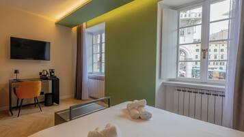 Quarto triplo luxo, sacada, vista para a cidade | Escrivaninha, cortinas blackout, quartos à prova de som