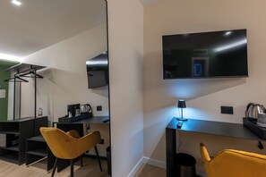 Escritorio, cortinas blackout y sistema de insonorización 