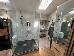Dusche, Haartrockner, Handtücher, Seife