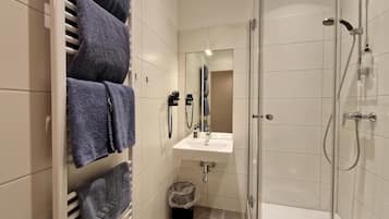 Dusche, kostenlose Toilettenartikel, Haartrockner, Handtücher