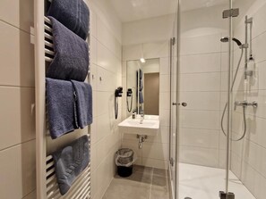 Shower, free toiletries, hair dryer, towels - Pension Mozart (Wien)