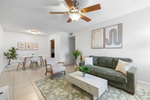 TV - Bayshore Bliss | Pool + Gym & Free Parking (Tampa)