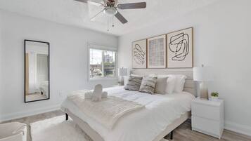 Een bureau, een strijkplank/strijkijzer, reisbedje, wifi