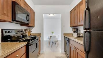 Een koelkast, een magnetron, een oven, een kookplaat