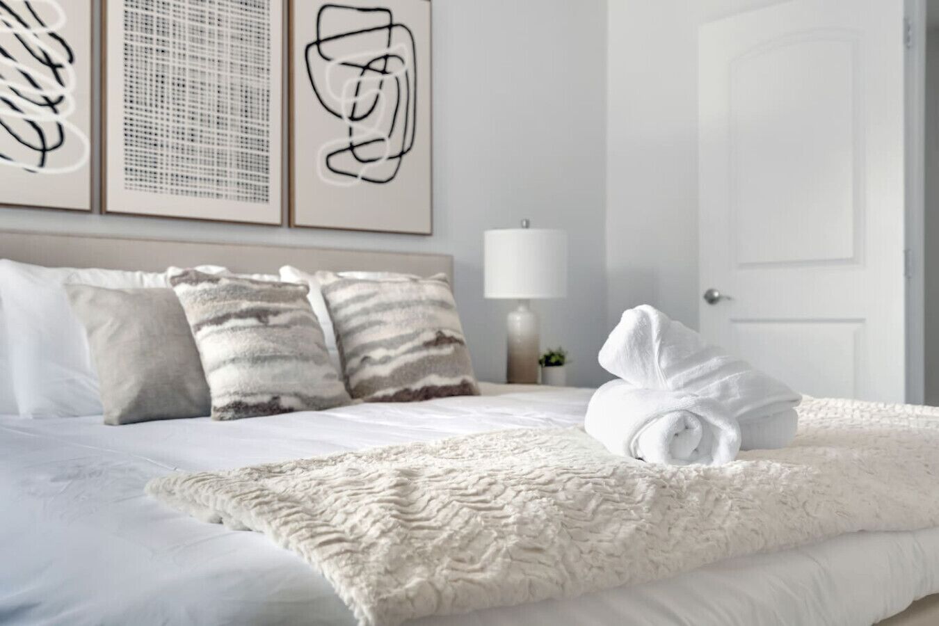 Schreibtisch, Bügeleisen/Bügelbrett, Reisekinderbett, WLAN