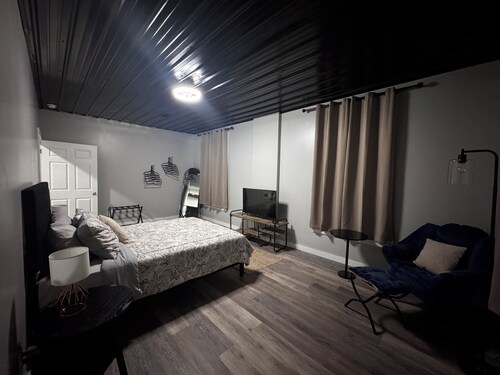 BRAND NEW, SPACIOUS, FUN - The Wolves Den on Fraley