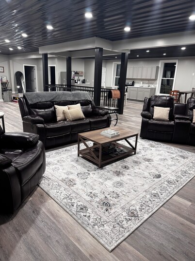 BRAND NEW, SPACIOUS, FUN - The Wolves Den on Fraley