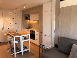 Kjøleskap, mikrobølgeovn, ovn og kokeplater