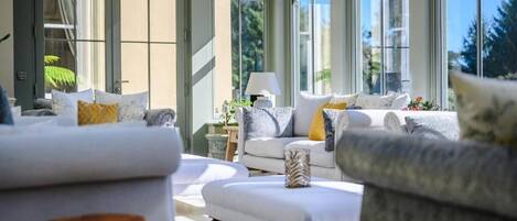 المنشأة من الداخل