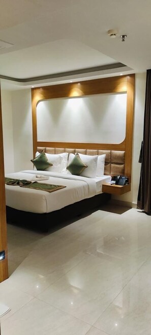 Phòng Suite dành cho gia đình | Bộ đồ giường cao cấp, két bảo mật tại phòng, bàn 