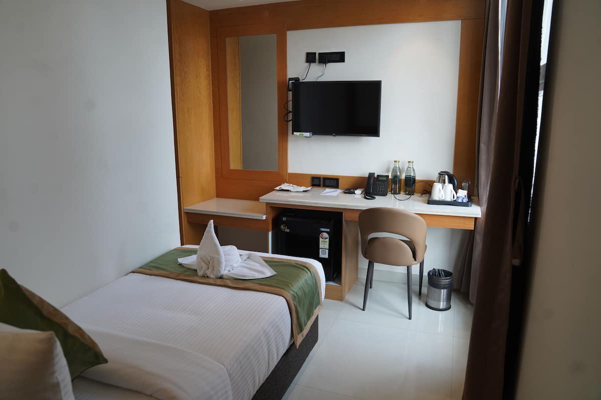 Premium bedding, in-room safe, desk, laptop workspace