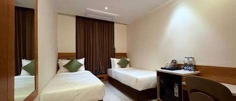 Economy Twin Room | Premium bedding, in-room safe, desk, laptop workspace