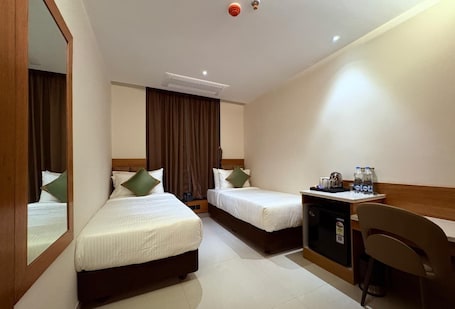 Economy Twin Room | Premium bedding, in-room safe, desk, laptop workspace