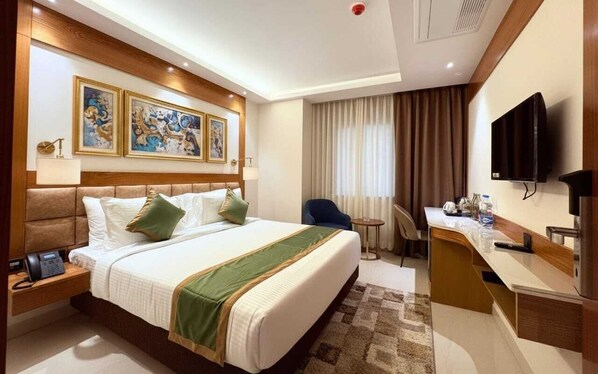 Kahden hengen deluxe-huone | Ylelliset vuodevaatteet, tallelokero huoneessa, työpöytä