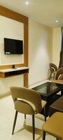 Suite familiar | Zona de estar | Una televisión