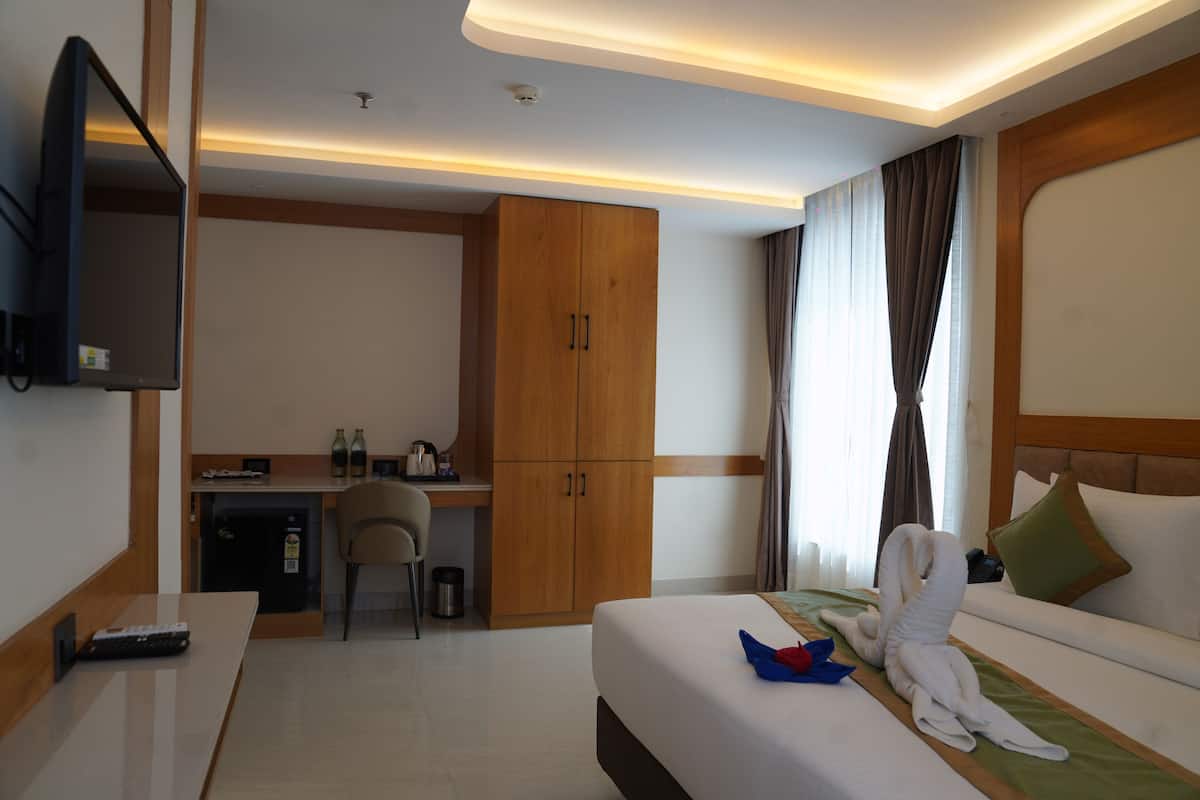 Premium bedding, in-room safe, desk, laptop workspace
