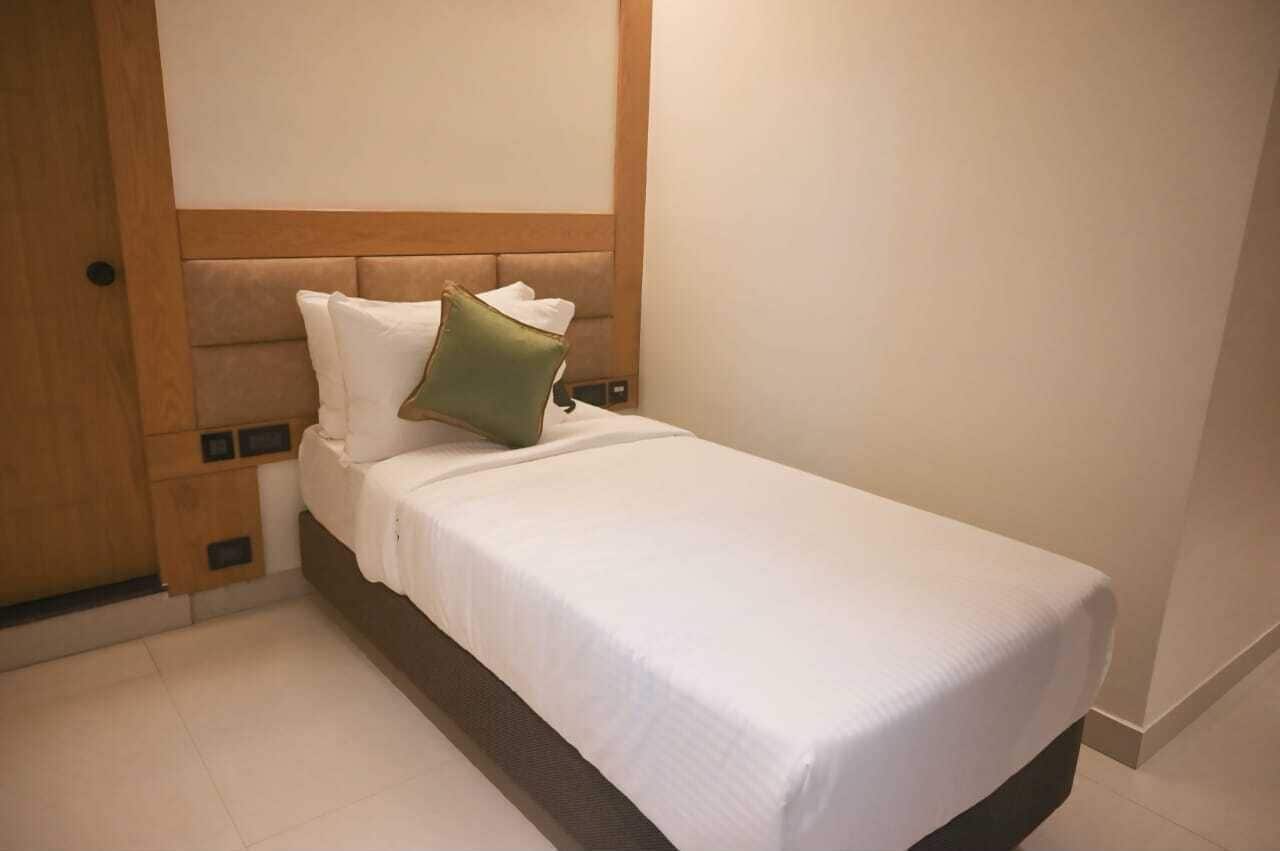 Basic Single Room, City View | Premium bedding, in-room safe, desk, laptop workspace