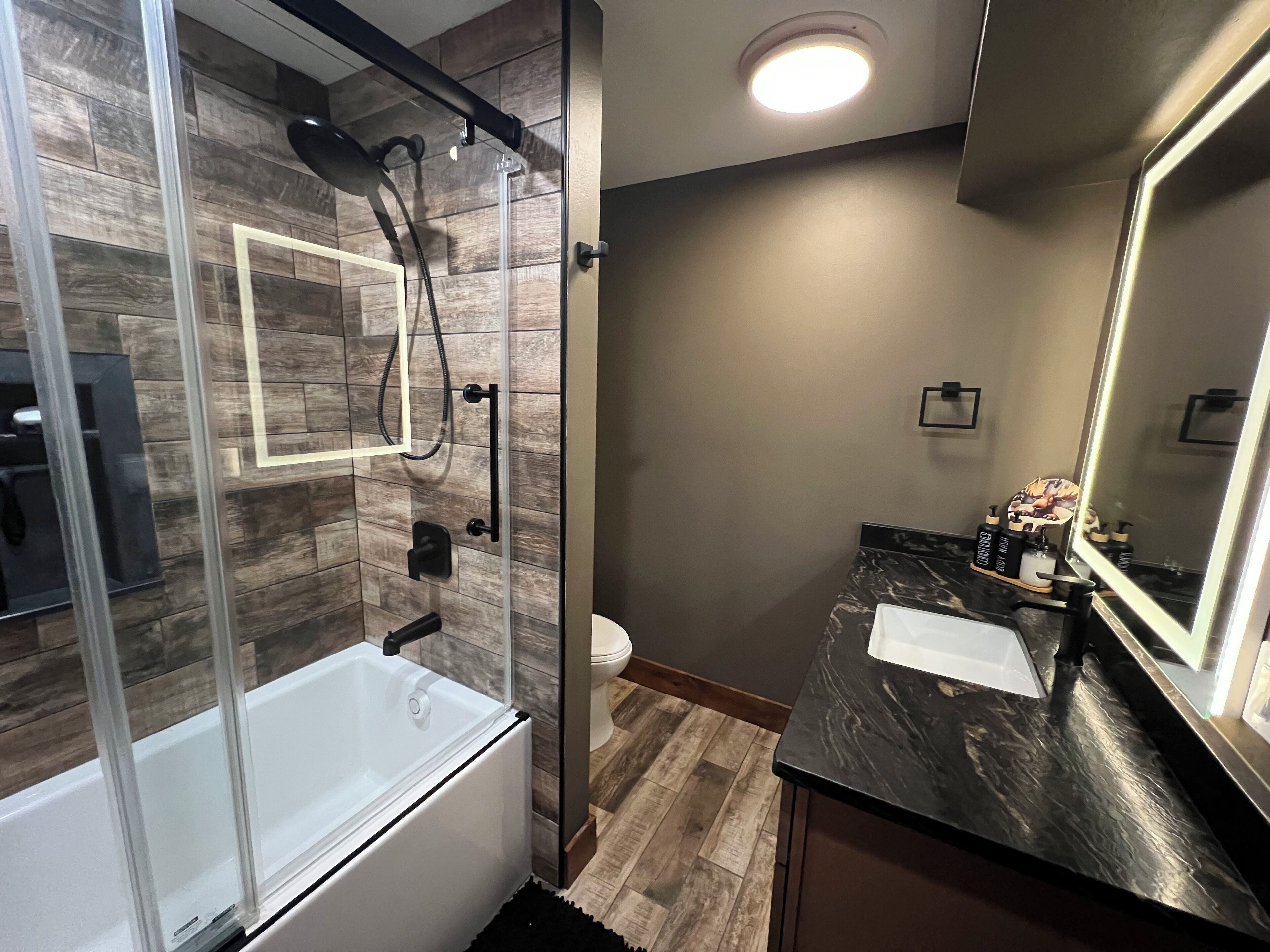 Secador de pelo, toallas, jabón y champú