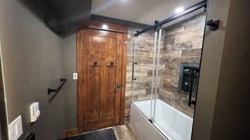 Assecador de cabells, tovalloles, sabó i xampú