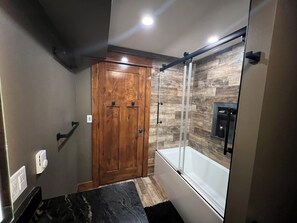 Secadora de cabello, toallas, jabón, shampoo