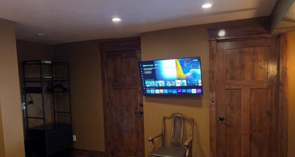 Peaceful location comfortable suite 2 blocks from shopping and dining