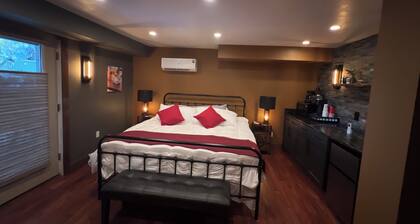 Peaceful location comfortable suite 2 blocks from shopping and dining