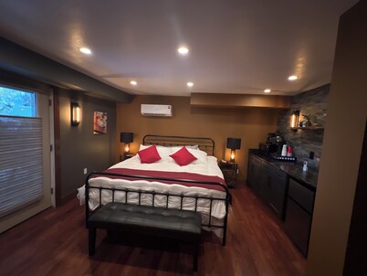 Peaceful location comfortable suite 2 blocks from shopping and dining