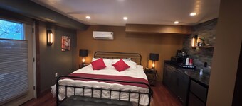 Peaceful location comfortable suite 2 blocks from shopping and dining