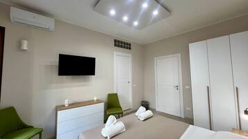 Chambre Standard, balcon, vue ville | Chambres insonorisées, fer et planche à repasser, Wi-Fi gratuit