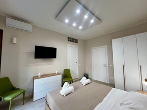 Standaard kamer, balkon, uitzicht op de stad | Geluiddichte muren, een strijkplank/strijkijzer, gratis wifi