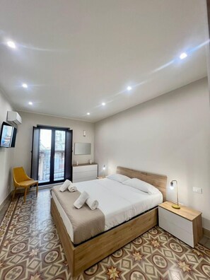 Superior-Zimmer, Balkon, Stadtblick | Schallisolierte Zimmer, Bügeleisen/Bügelbrett, kostenloses WLAN