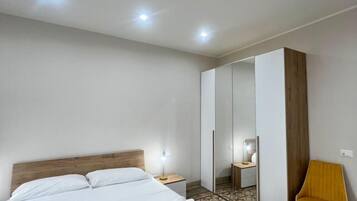 Quarto superior, sacada, vista para a cidade | Quartos à prova de som, ferros/tábuas de passar roupa, Wi-Fi de cortesia