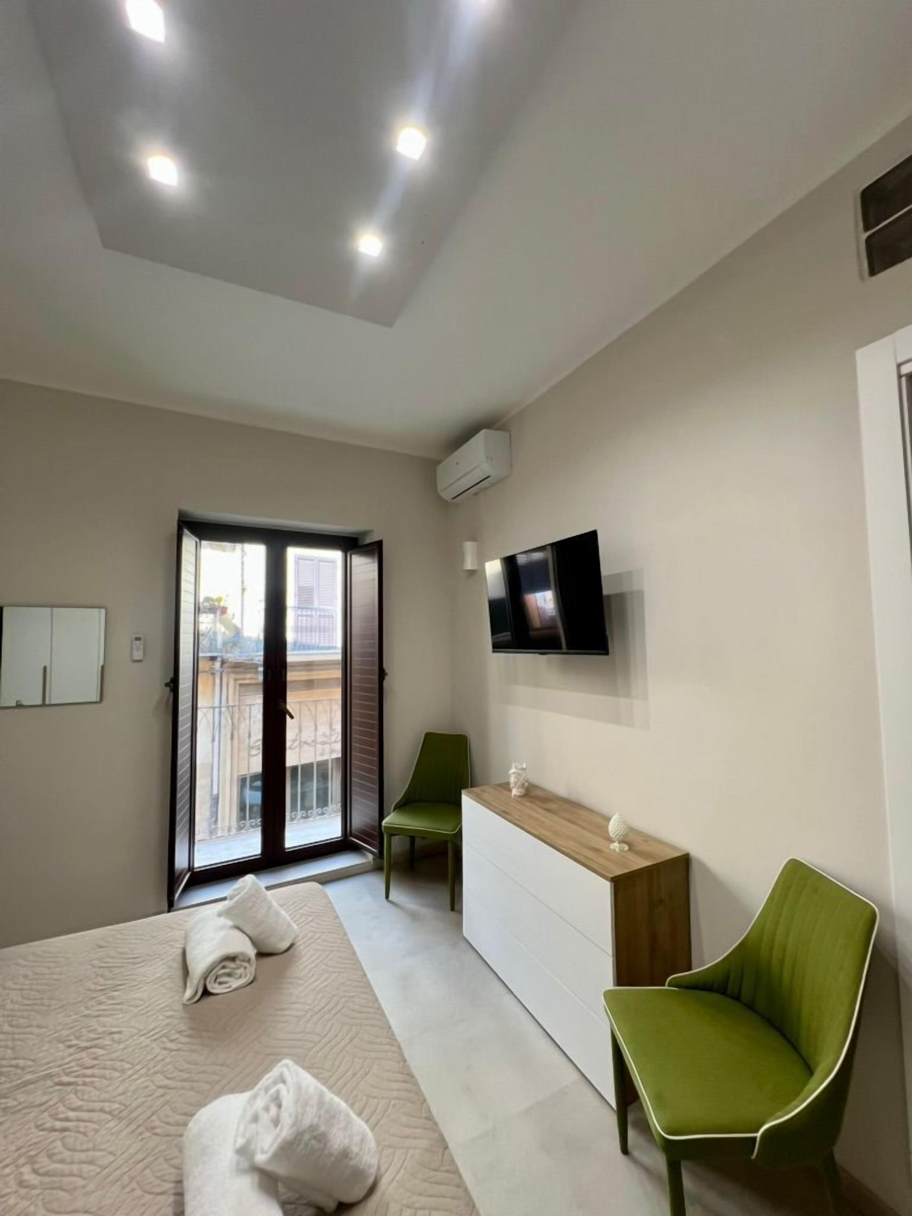 Standardzimmer, Balkon, Stadtblick | Schallisolierte Zimmer, Bügeleisen/Bügelbrett, kostenloses WLAN