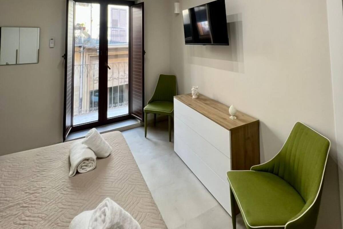 Standardzimmer, Balkon, Stadtblick | Schallisolierte Zimmer, Bügeleisen/Bügelbrett, kostenloses WLAN