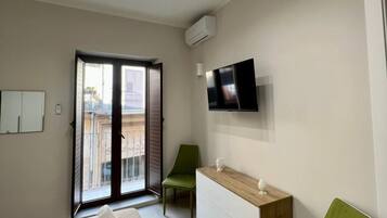 Standardzimmer, Balkon, Stadtblick | Schallisolierte Zimmer, Bügeleisen/Bügelbrett, kostenloses WLAN